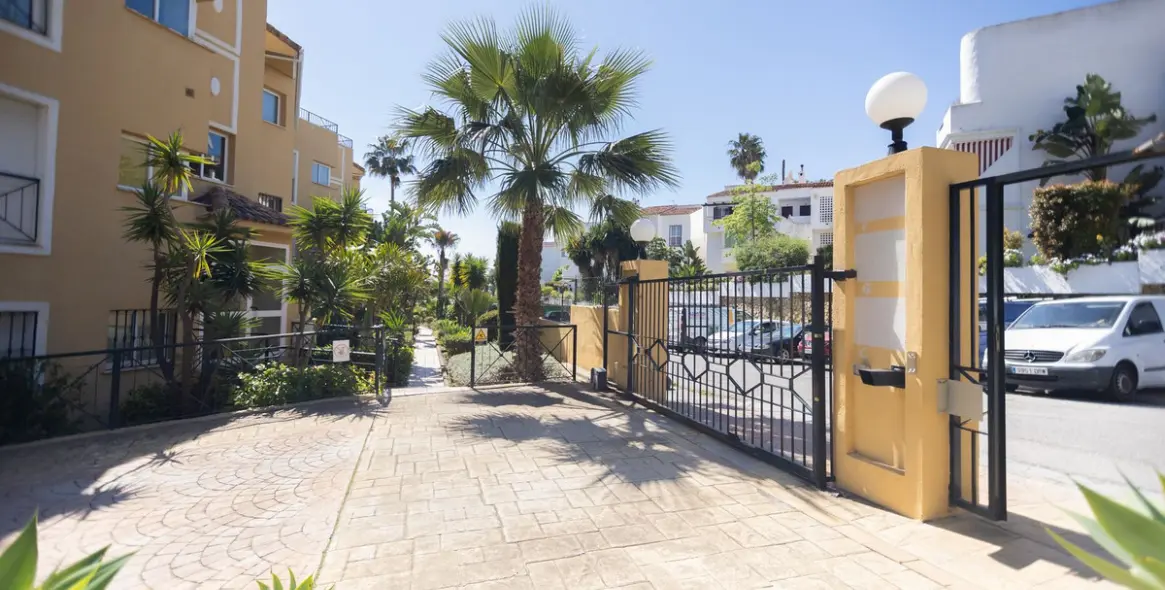 Sale of middle floor apartment in Bel Air 17