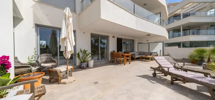 Продажа апартаментов на первом этаже в El Faro 0