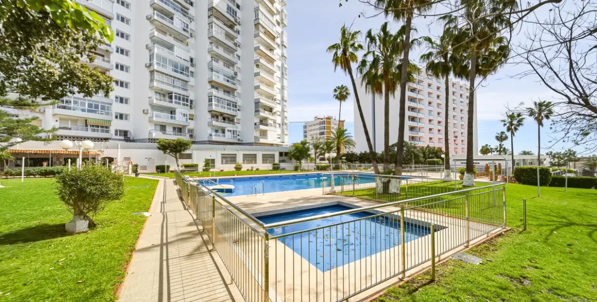 Sale of middle floor apartment in Benalmadena Costa 1