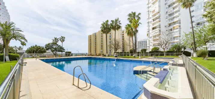 Sale of middle floor apartment in Benalmadena Costa 1