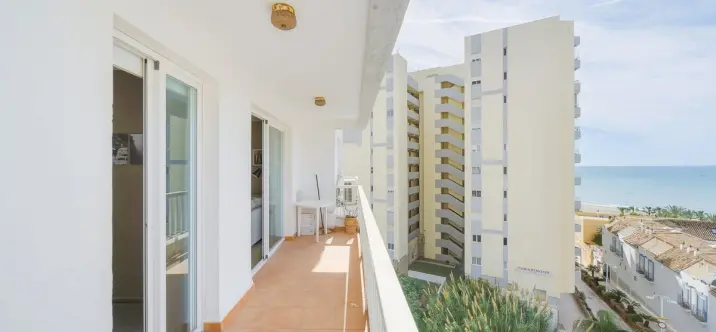 Sale of middle floor apartment in Benalmadena Costa 2