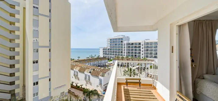 Sale of middle floor apartment in Benalmadena Costa 3