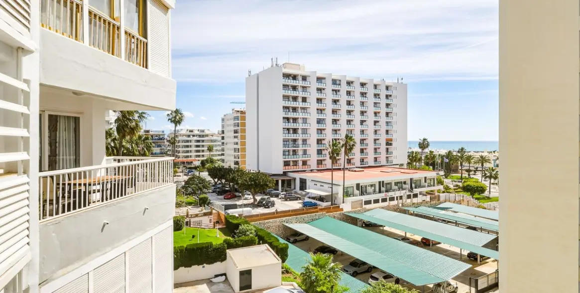Sale of middle floor apartment in Benalmadena Costa 26