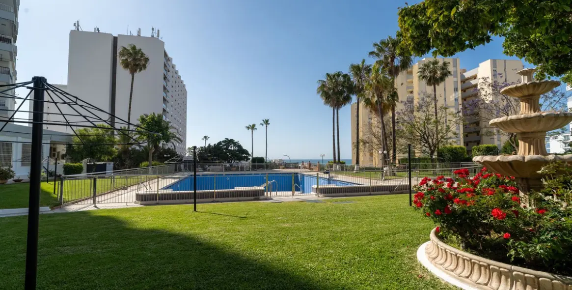 Sale of middle floor apartment in Benalmadena Costa 35