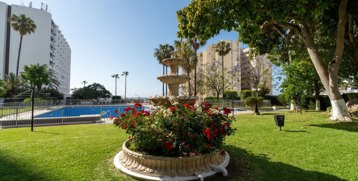 Sale of middle floor apartment in Benalmadena Costa 36