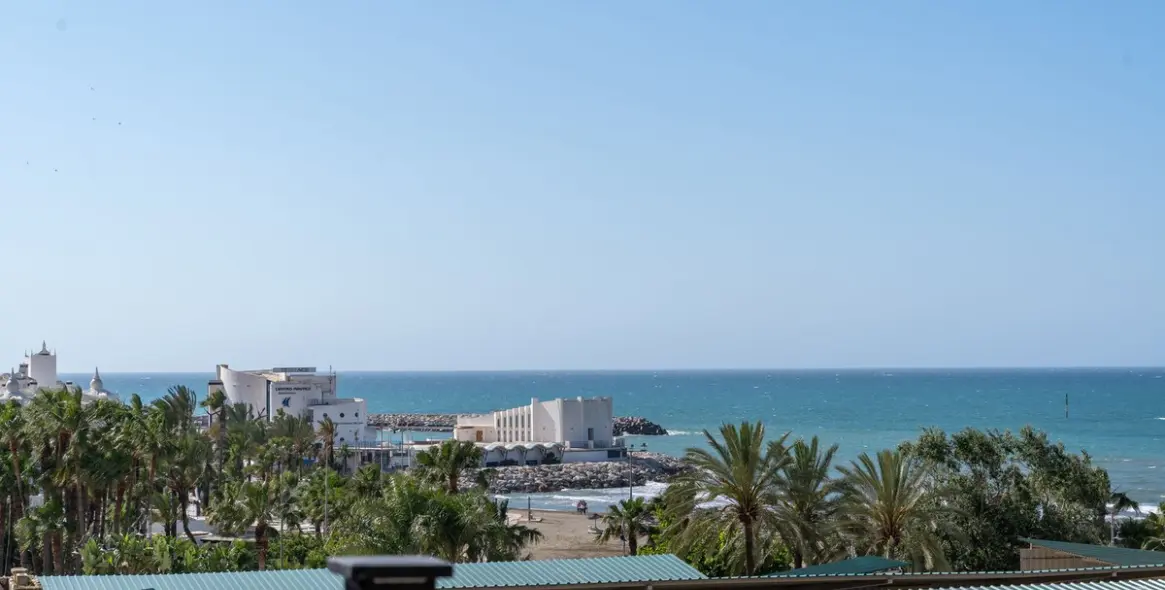 Sale of middle floor apartment in Benalmadena Costa 39
