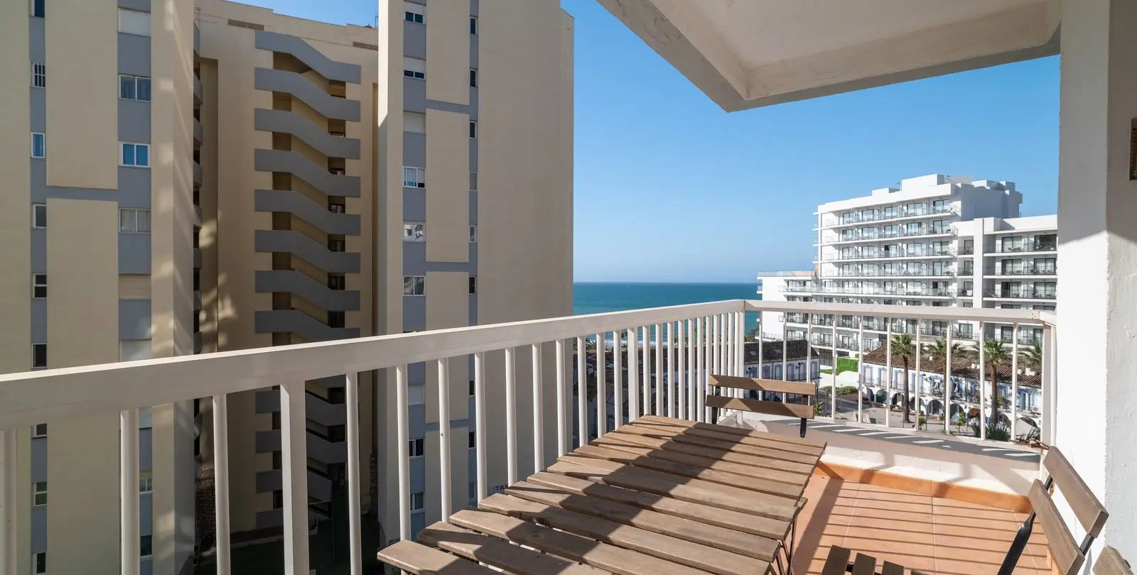 Sale of middle floor apartment in Benalmadena Costa 1