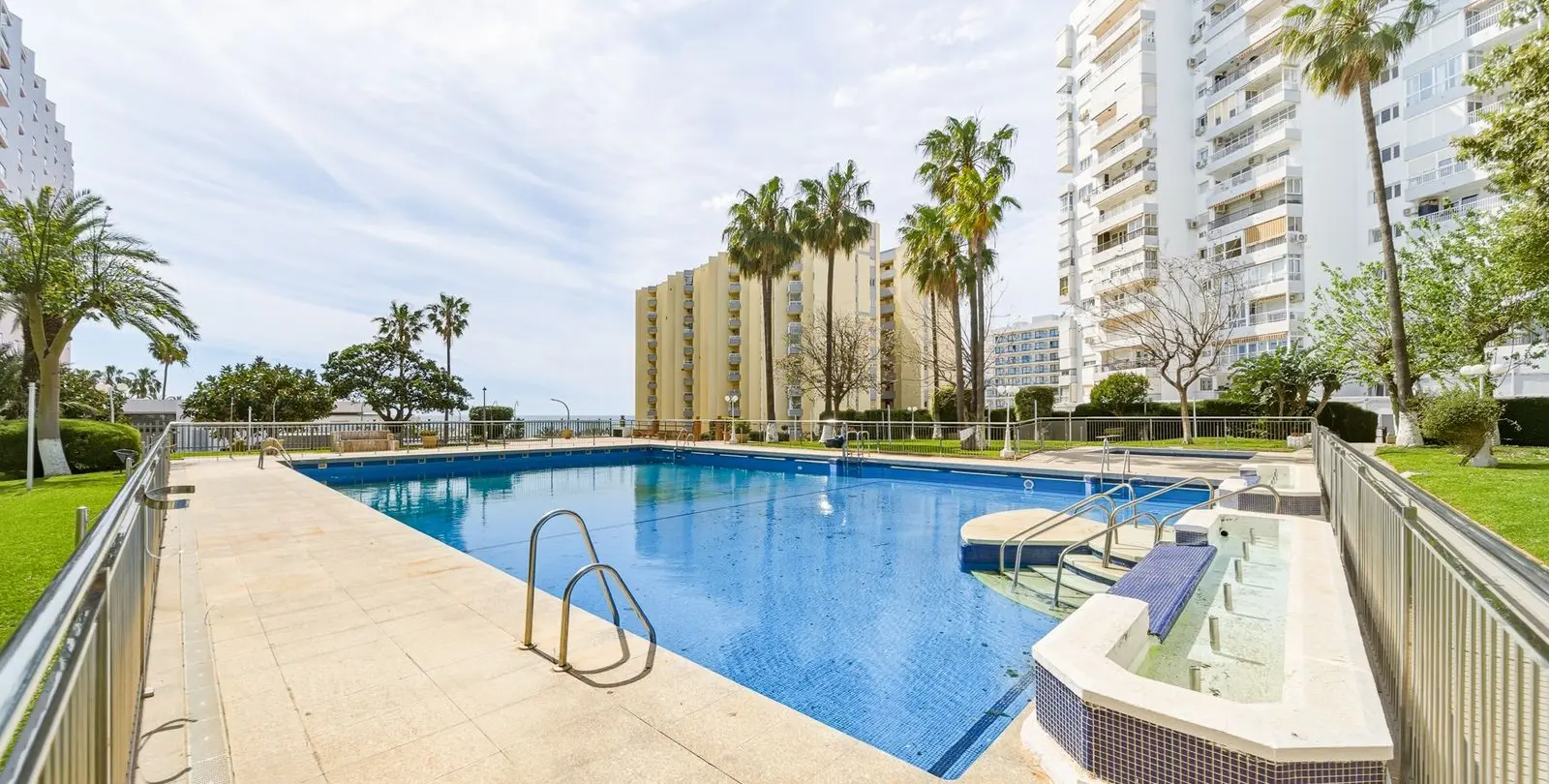 Sale of middle floor apartment in Benalmadena Costa 33