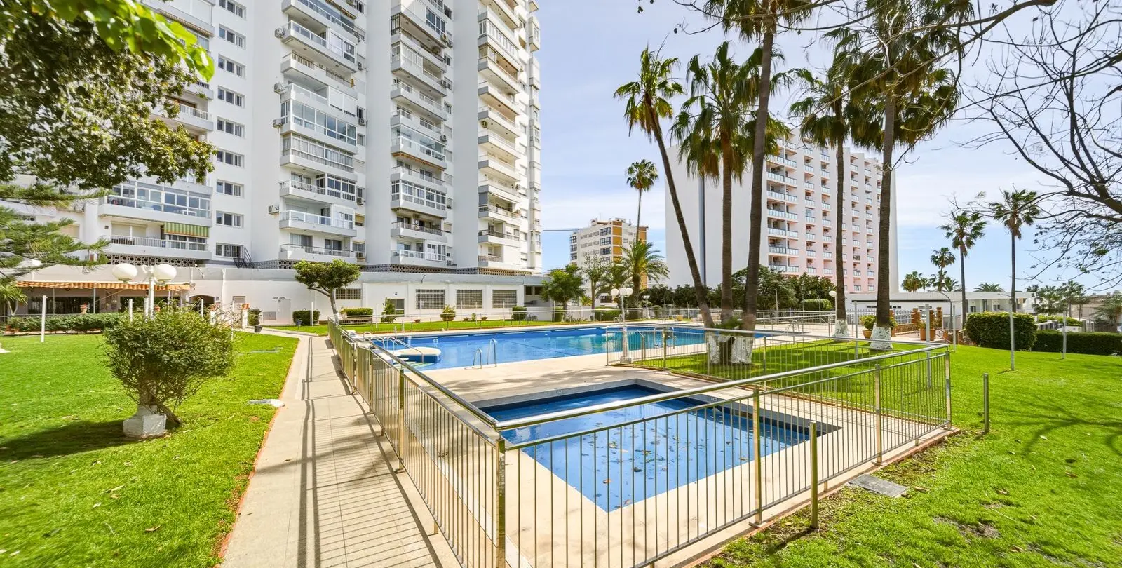 Sale of middle floor apartment in Benalmadena Costa 35