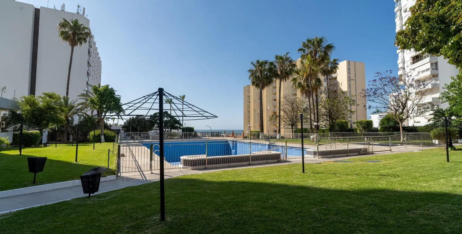 Sale of middle floor apartment in Benalmadena Costa 37