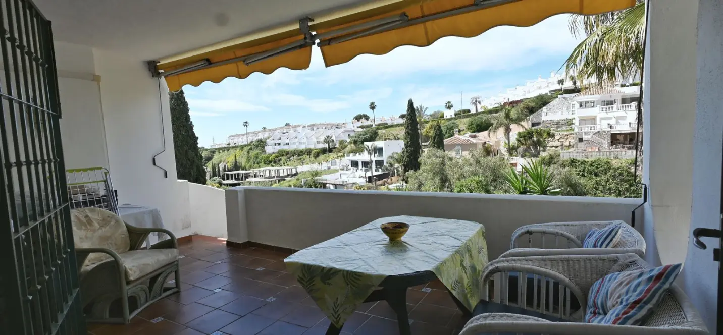Sale of townhouse in Calahonda 2