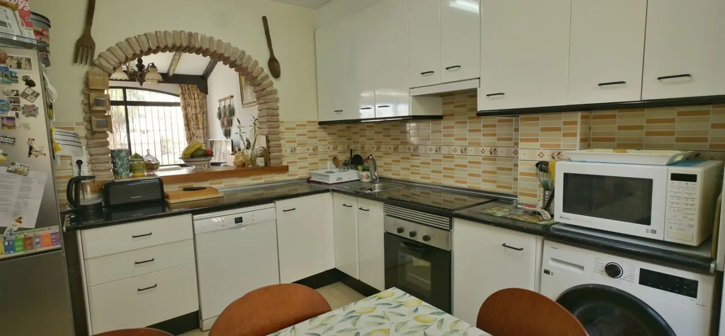 Sale of townhouse in Calahonda 4