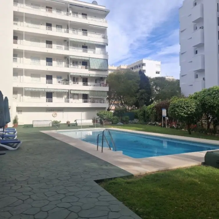 Venta de apartamento en planta media en Marbella
