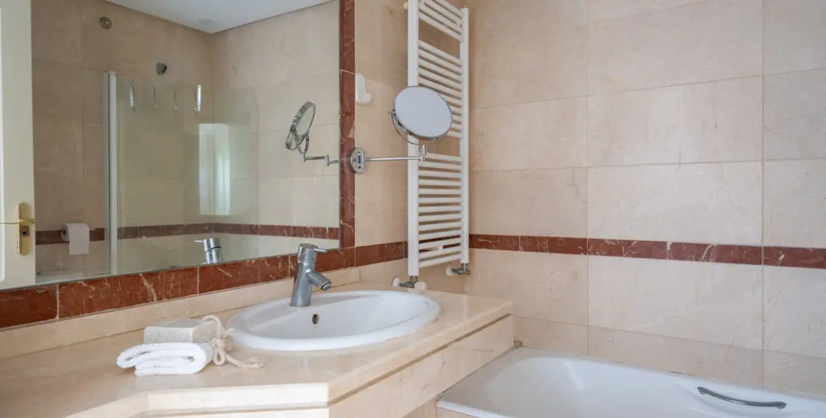 Sale of middle floor apartment in Nueva Andalucía 13