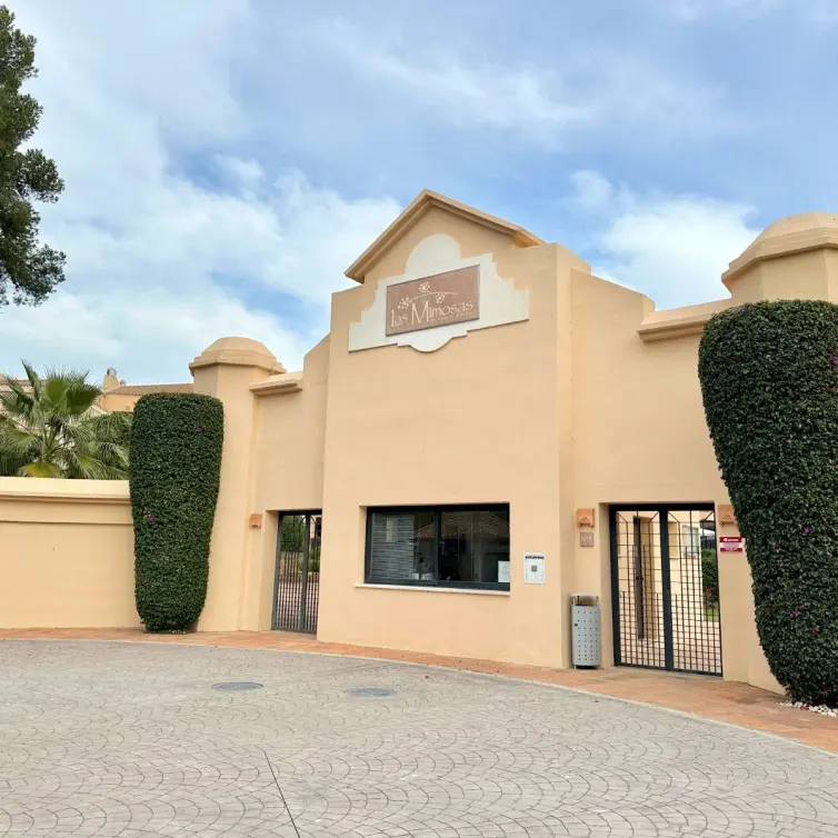 Venta de apartamento en planta media en Puerto Banús