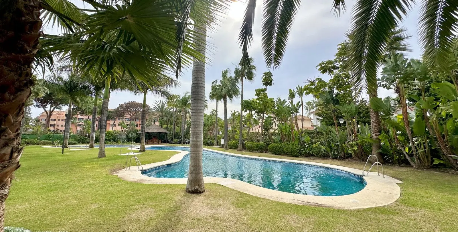 Sale of middle floor apartment in Puerto Banús 2