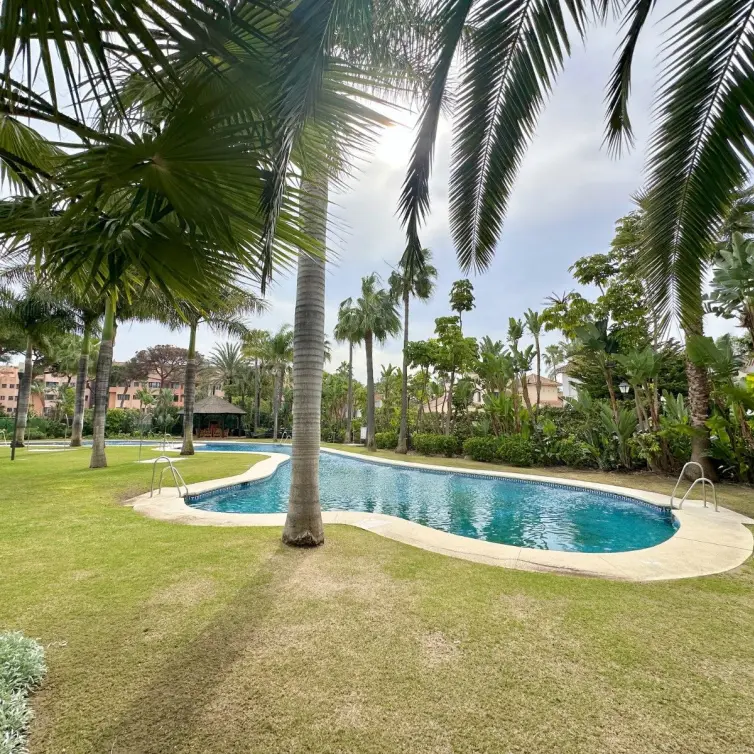 Venta de apartamento en planta media en Puerto Banús