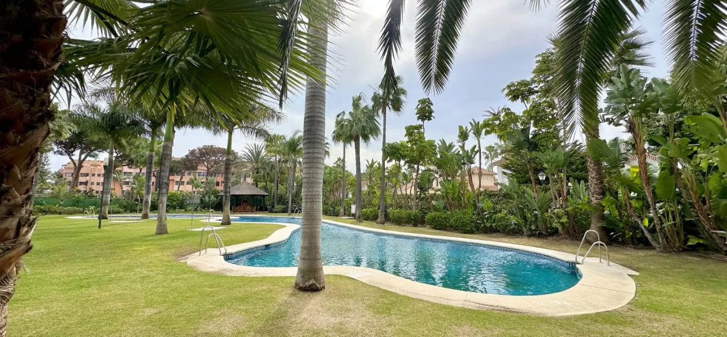 Venta de apartamento en planta media en Puerto Banús 1