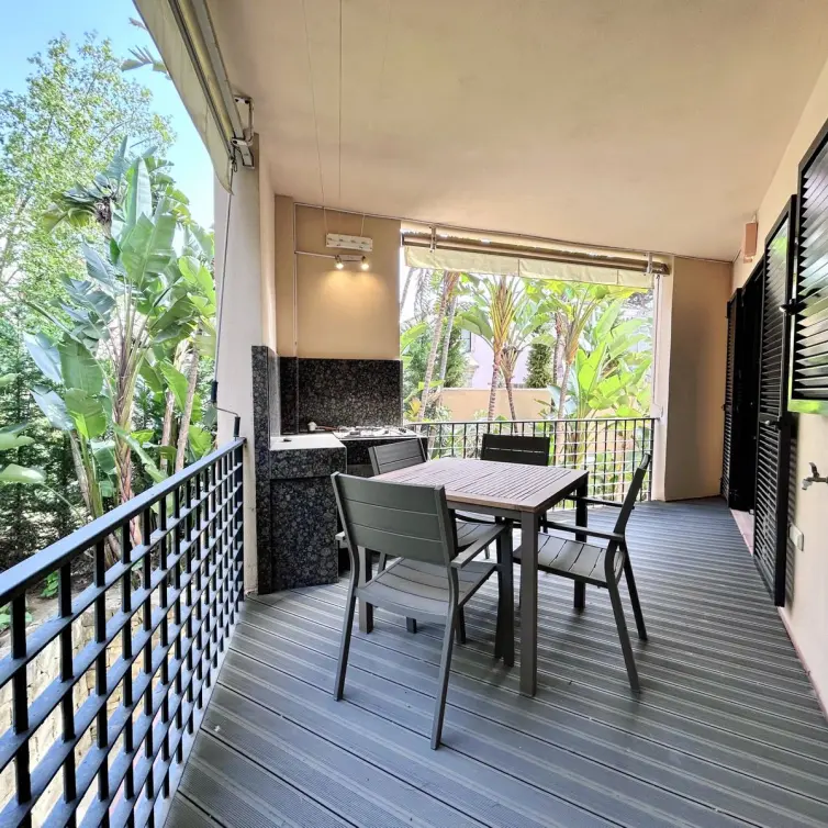 Venta de apartamento en planta media en Puerto Banús