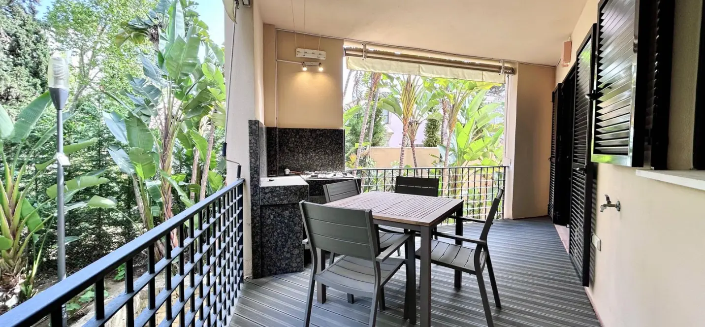 Venta de apartamento en planta media en Puerto Banús 2