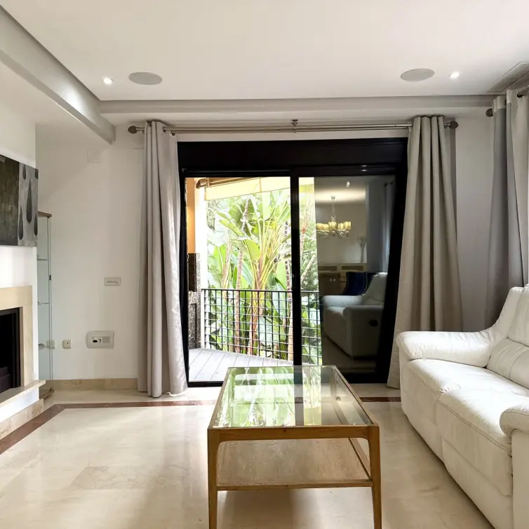 Venta de apartamento en planta media en Puerto Banús