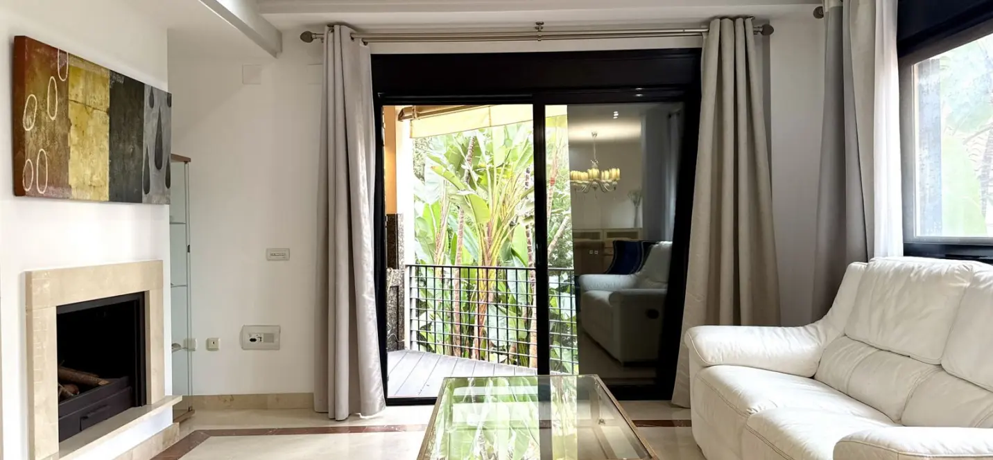 Venta de apartamento en planta media en Puerto Banús 3