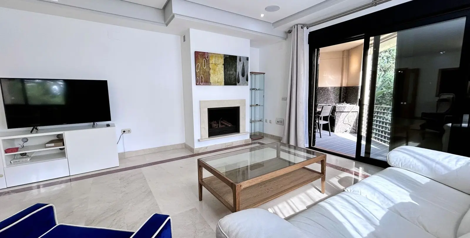 Sale of middle floor apartment in Puerto Banús 5