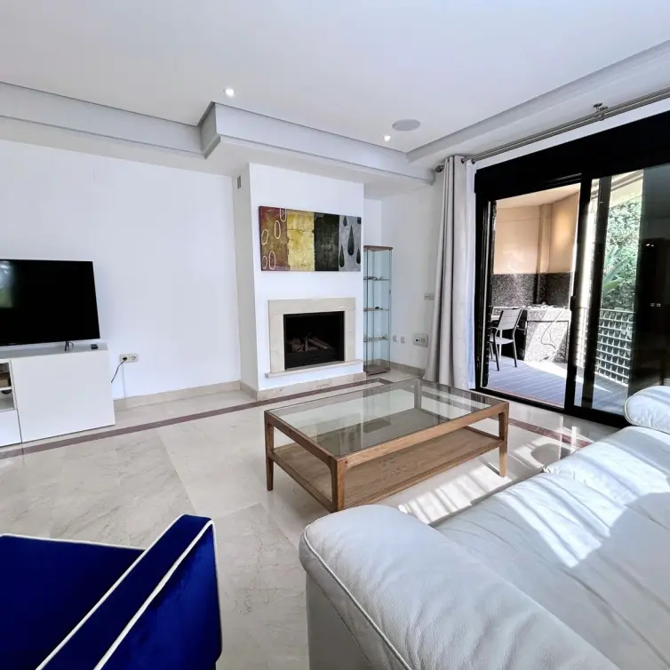 Venta de apartamento en planta media en Puerto Banús