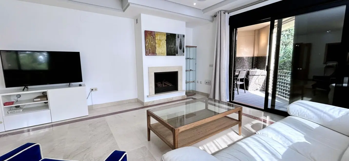 Venta de apartamento en planta media en Puerto Banús 4