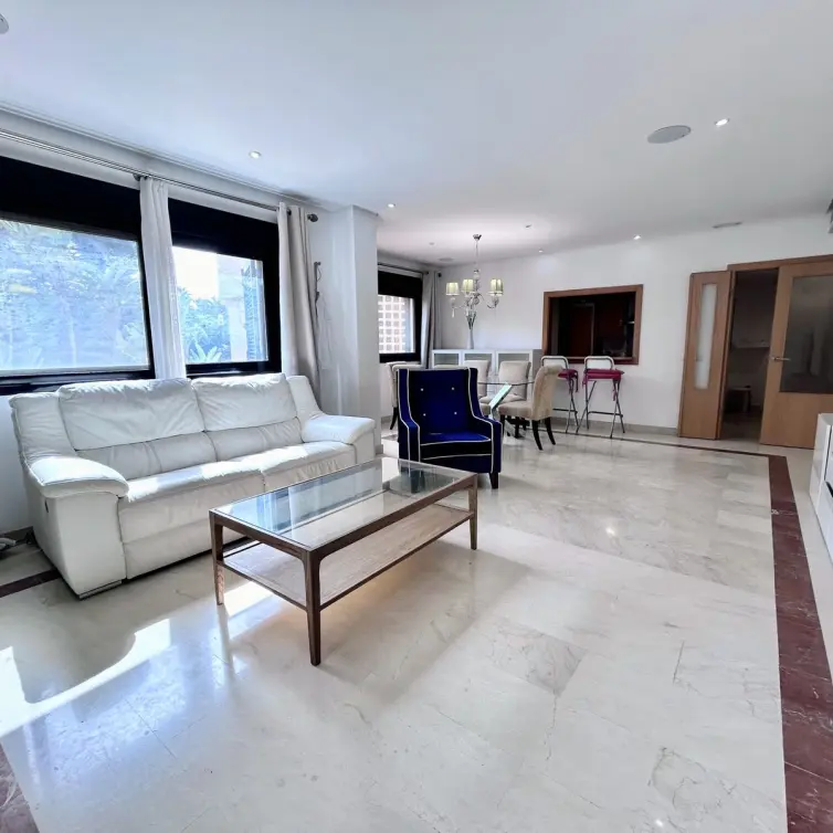Venta de apartamento en planta media en Puerto Banús