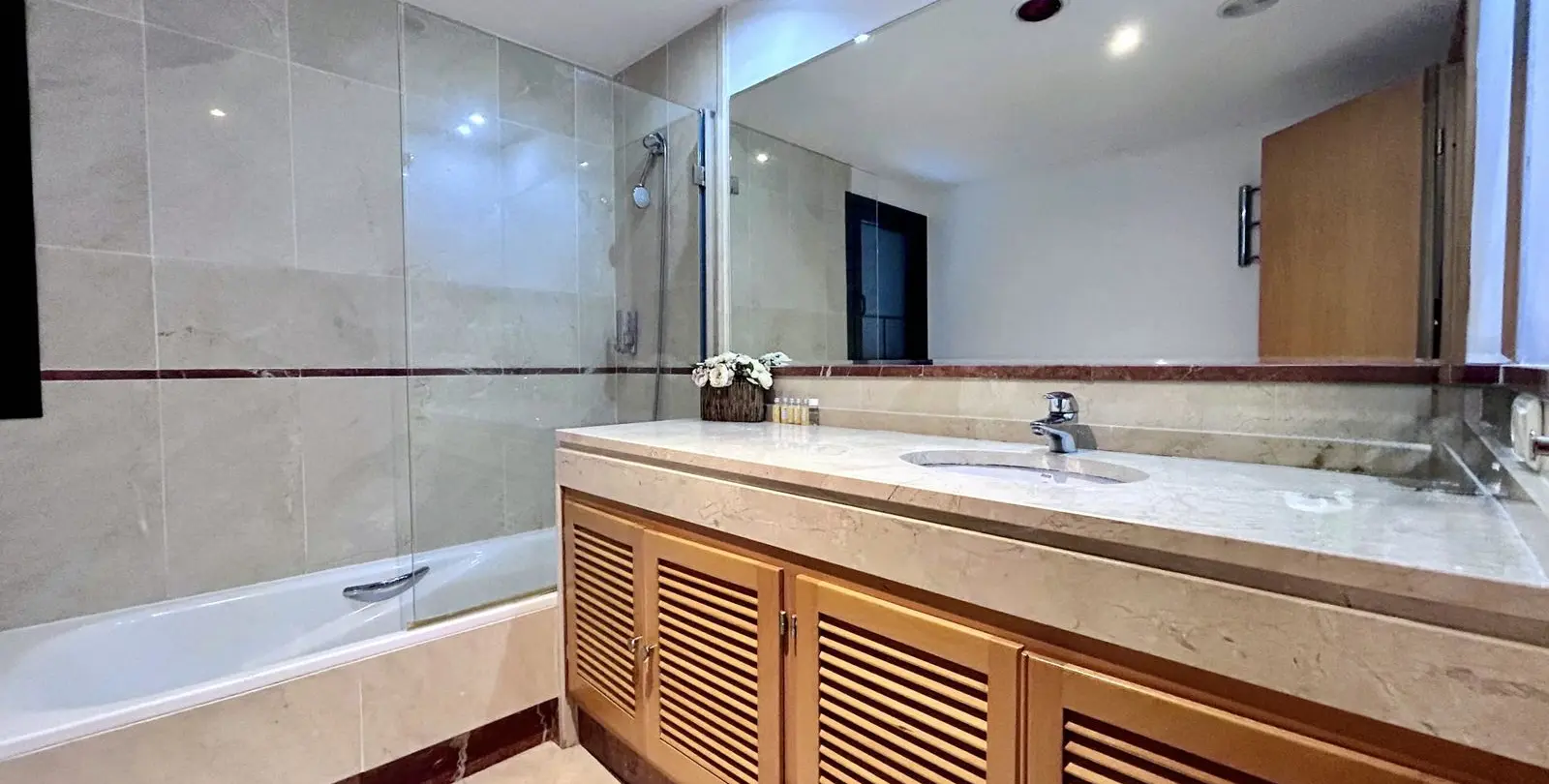 Sale of middle floor apartment in Puerto Banús 13