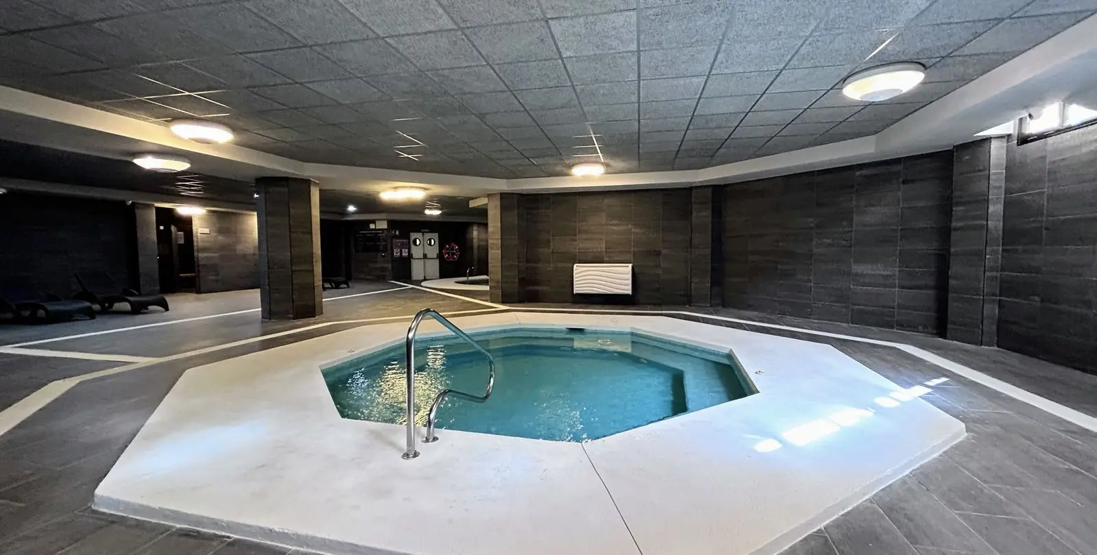 Sale of middle floor apartment in Puerto Banús 15