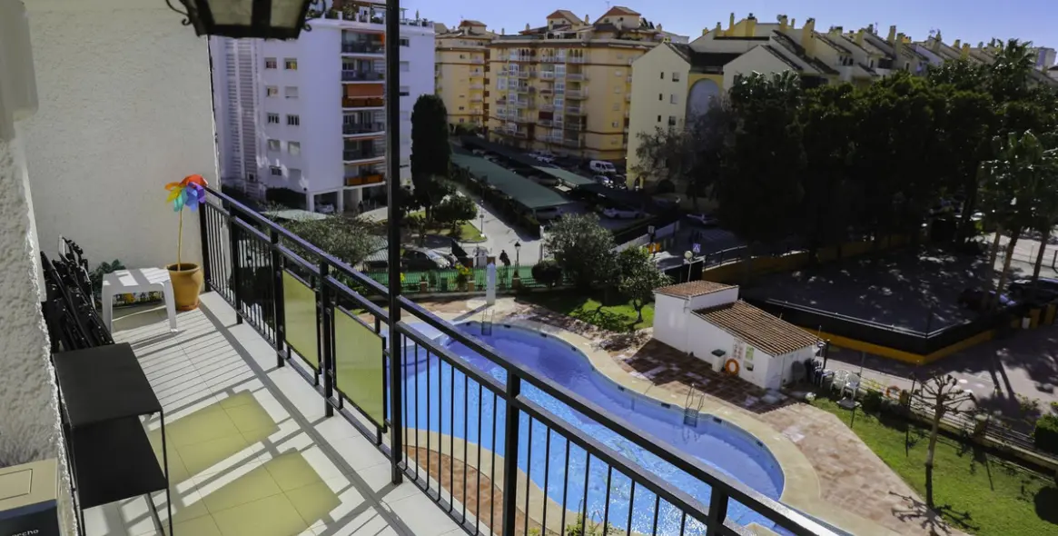 Venta de apartamento en planta media en Los Boliches 1