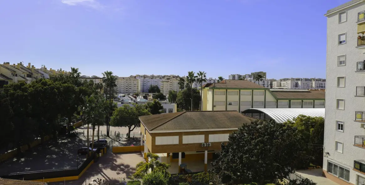 Venta de apartamento en planta media en Los Boliches 39