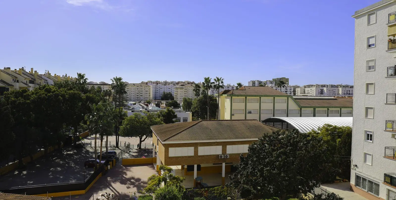Venta de apartamento en planta media en Los Boliches 34