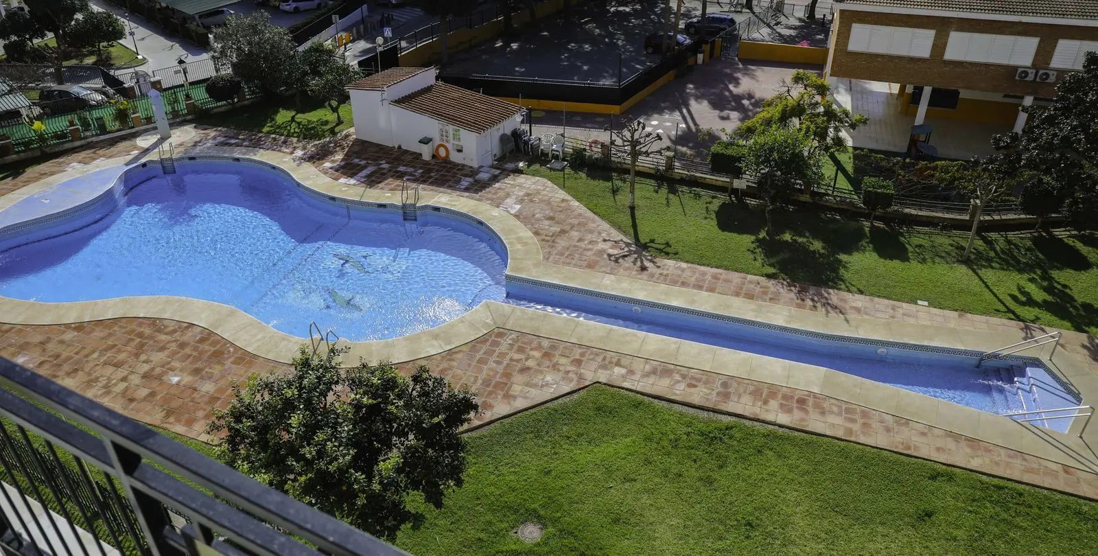Venta de apartamento en planta media en Los Boliches 35