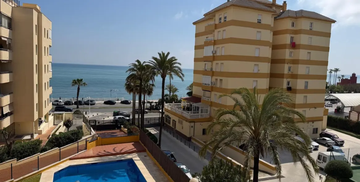 Sale of middle floor apartment in Benalmadena 1