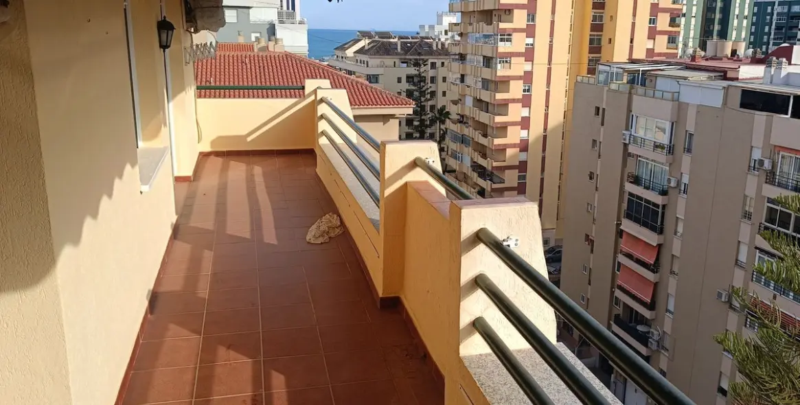 Sale of middle floor apartment in Fuengirola 1