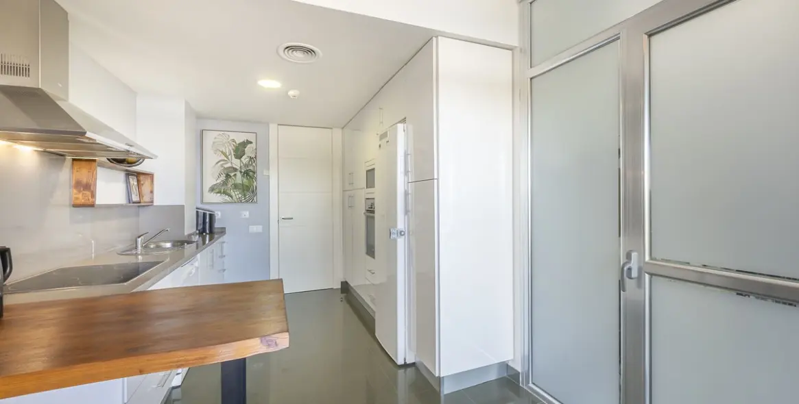 Sale of middle floor apartment in Manilva 3