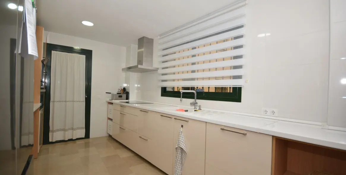 Sale of middle floor apartment in San Pedro de Alcántara 11