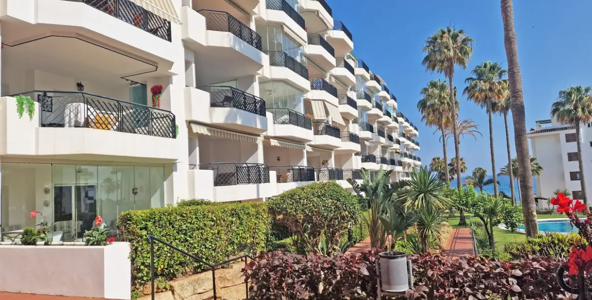 Sale of ground floor apartment in Calahonda 6