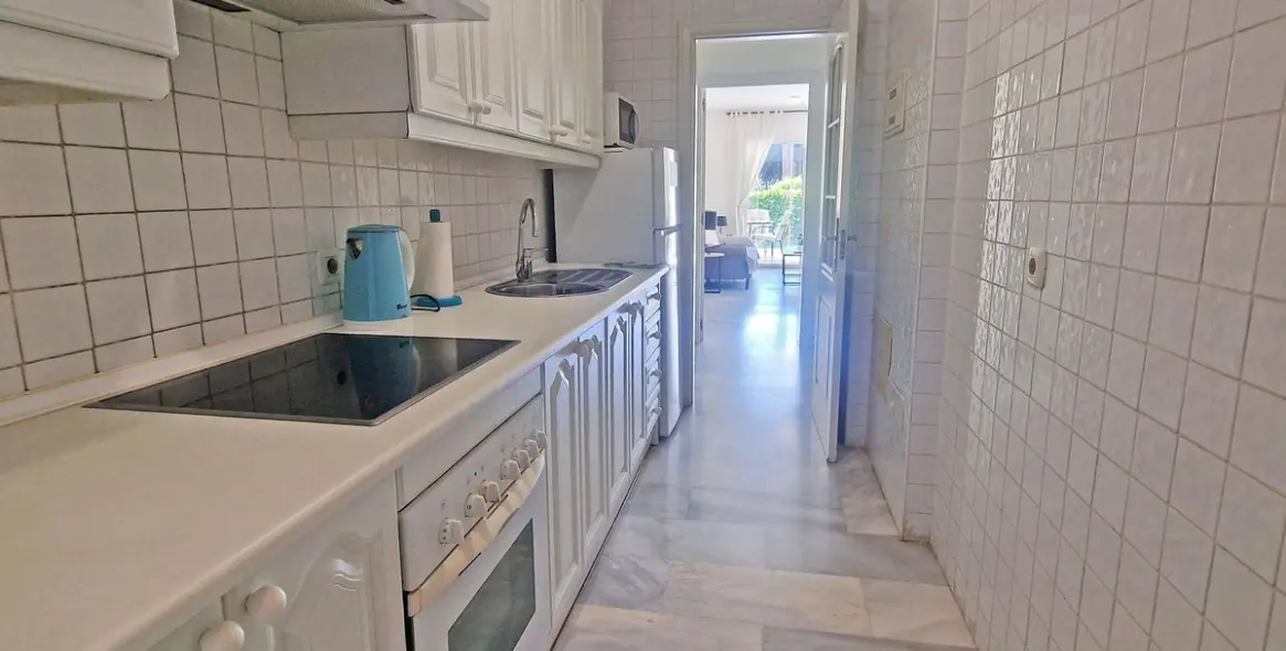 Sale of ground floor apartment in Calahonda 18