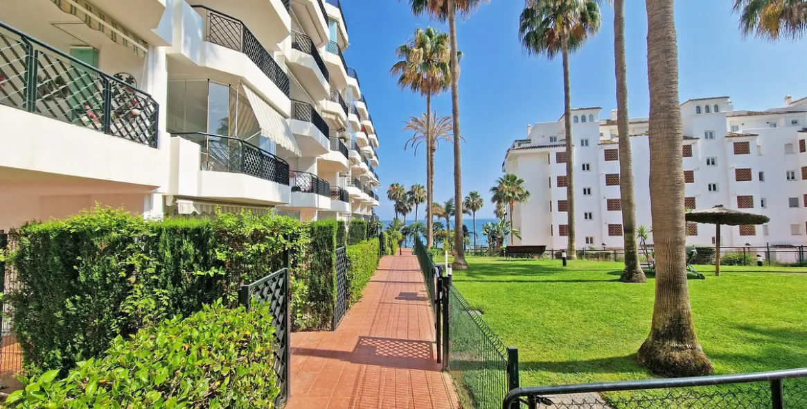 Sale of ground floor apartment in Calahonda 40