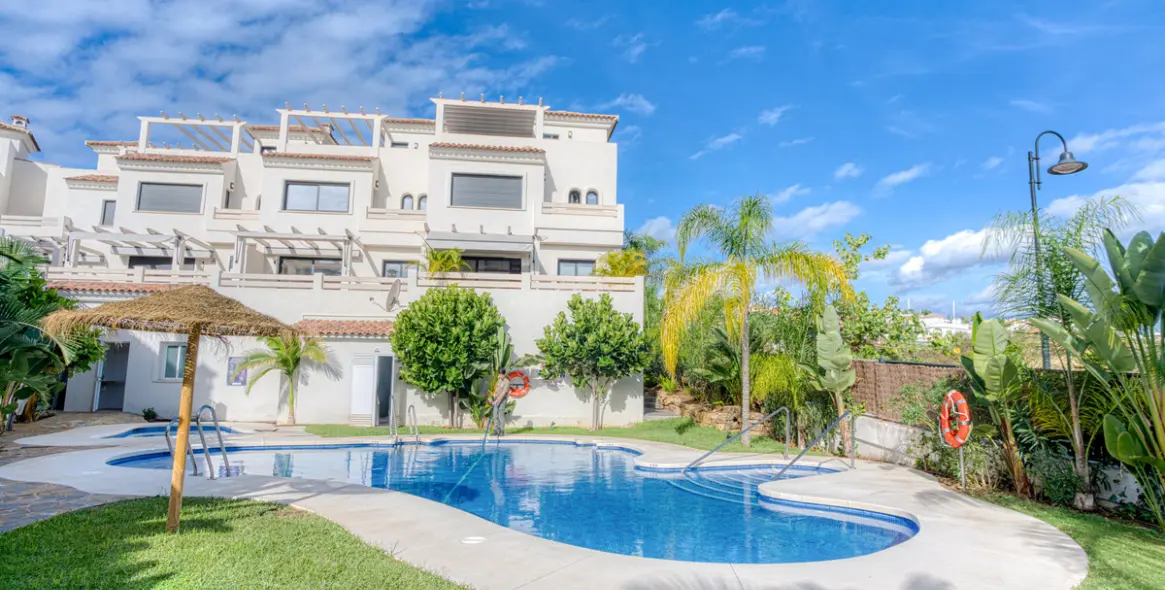Sale of townhouse in Estepona 2