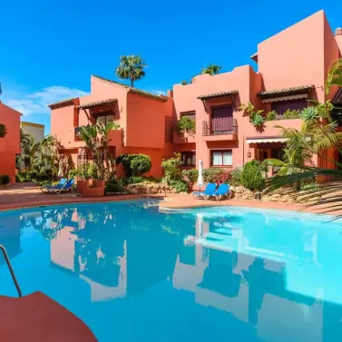 Venta de apartamento en planta media en Elviria