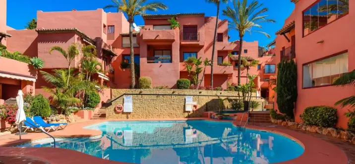 Venta de apartamento en planta media en Elviria 2