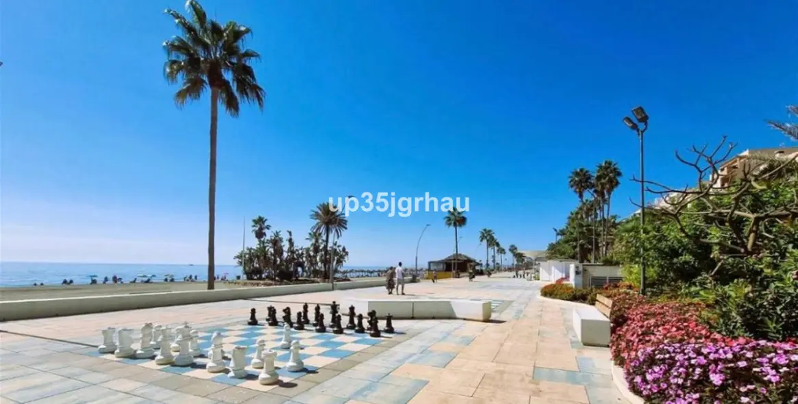 Sale of middle floor apartment in Estepona 1