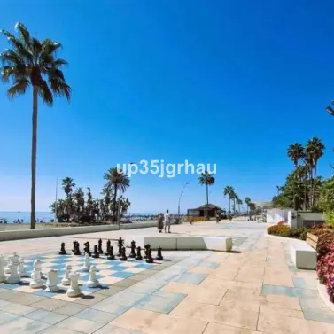 Sale of middle floor apartment in Estepona