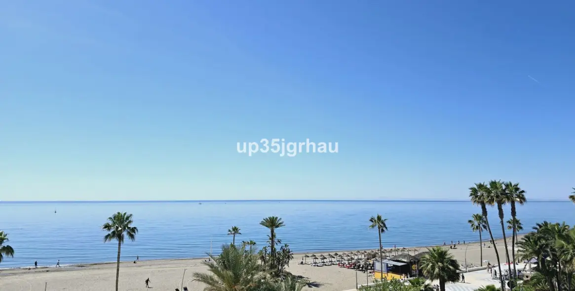 Sale of middle floor apartment in Estepona 2