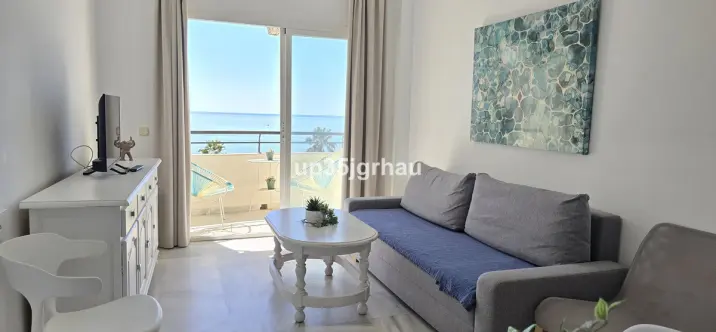 Sale of middle floor apartment in Estepona 2